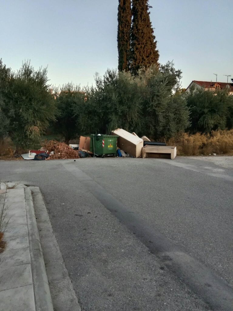 Πάτρα: Μπάζα και ογκώδη σκουπίδια αμάζευτα για καιρό στην Παπαθωμά ΦΩΤΟ 4 Πάτρα: Μπάζα και ογκώδη σκουπίδια αμάζευτα για καιρό στην Παπαθωμά ΦΩΤΟ