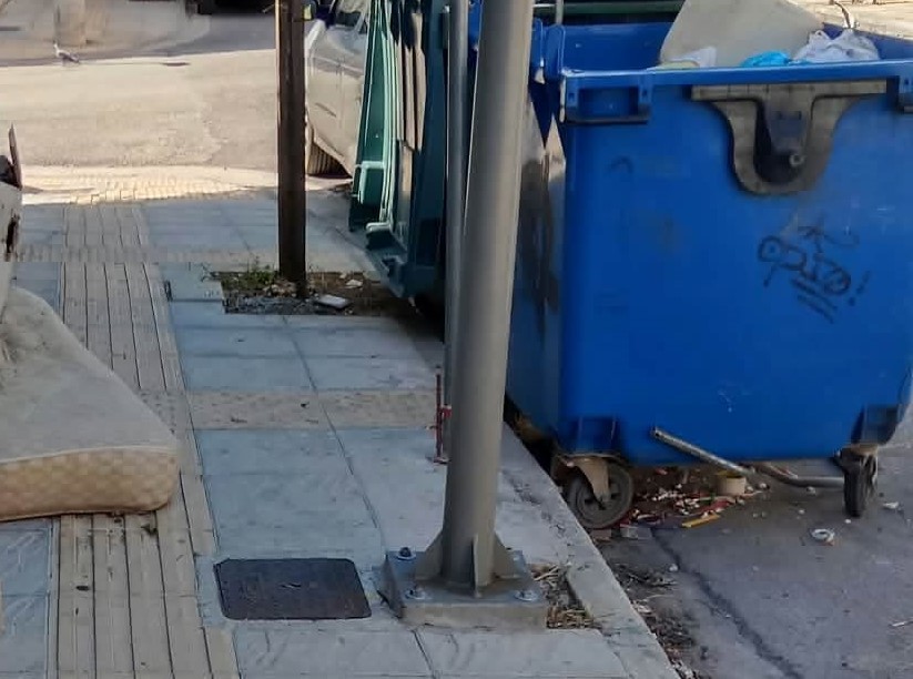 Πάτρα: Εμπόδια για άτομα με προβλήματα όρασης στην οδό Φωκαίας ΦΩΤΟ