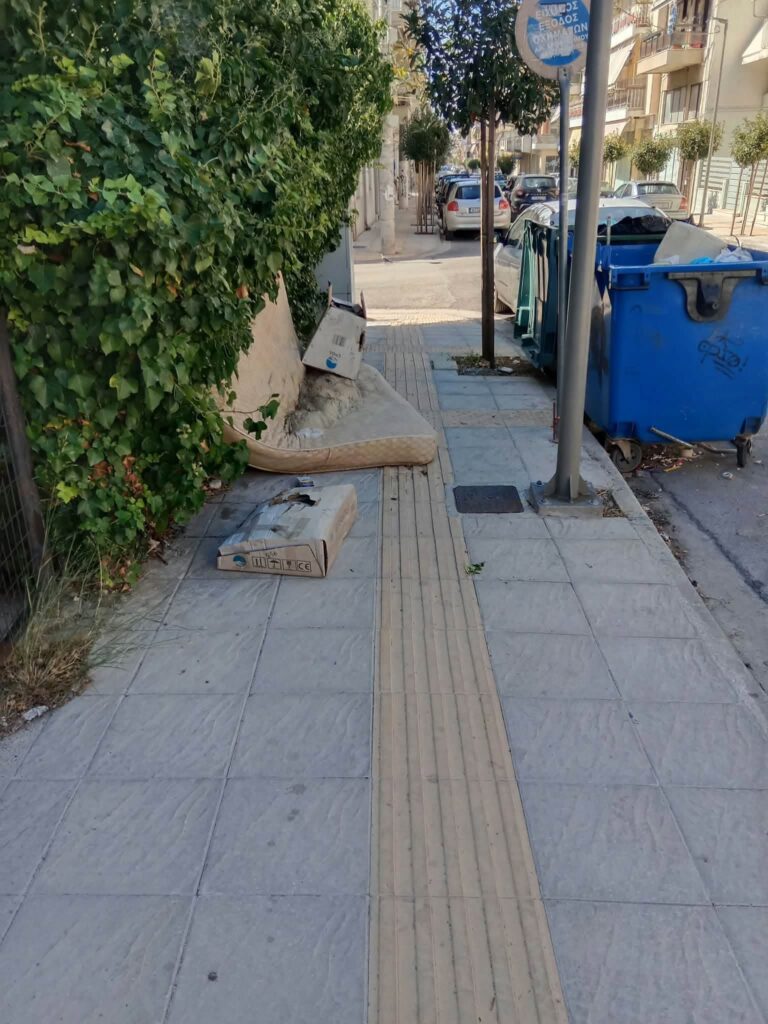 Πάτρα: Εμπόδια για άτομα με προβλήματα όρασης στην οδό Φωκαίας ΦΩΤΟ
