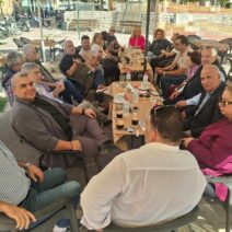 Σβόλης μιλάει με πολίτες στην πλατεία Ελευθερίας στην Πάτρα