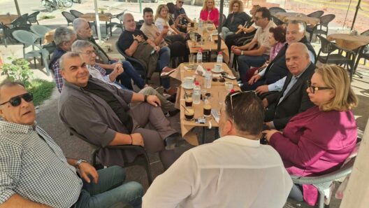 Σβόλης μιλάει με πολίτες στην πλατεία Ελευθερίας στην Πάτρα