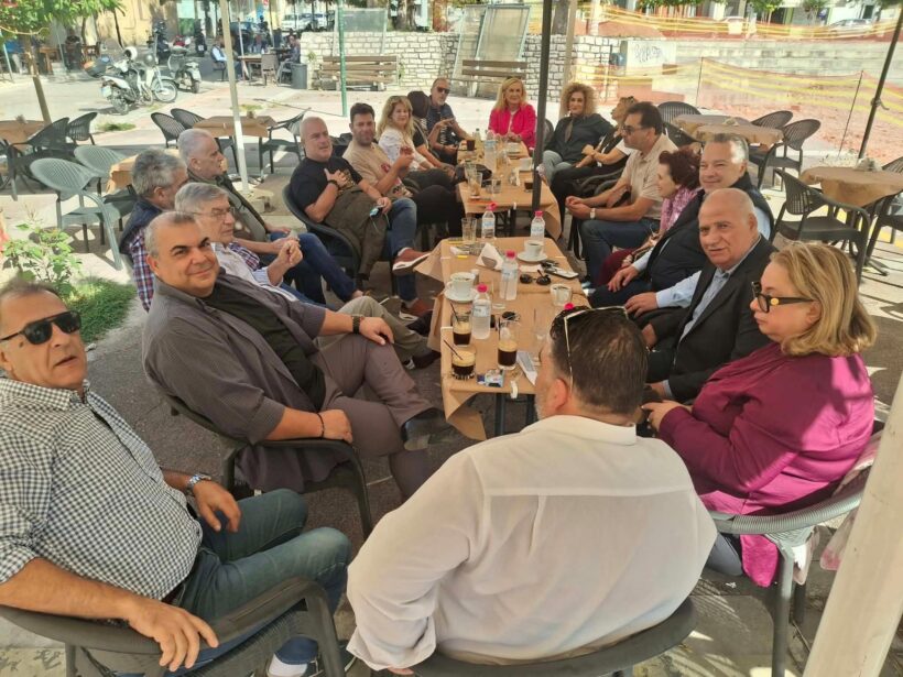 Σβόλης μιλάει με πολίτες στην πλατεία Ελευθερίας στην Πάτρα