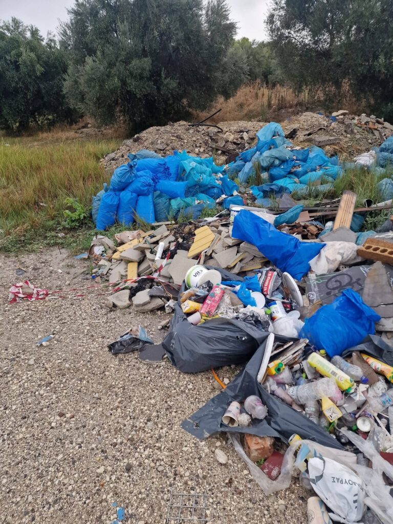 Μποζαΐτικα: Θέα από το τρένο χωματερή και μπαζότοπος ΦΩΤΟ