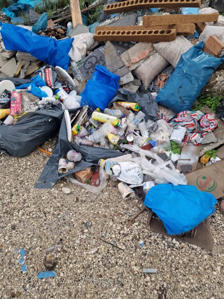 Μποζαΐτικα: Θέα από το τρένο χωματερή και μπαζότοπος ΦΩΤΟ