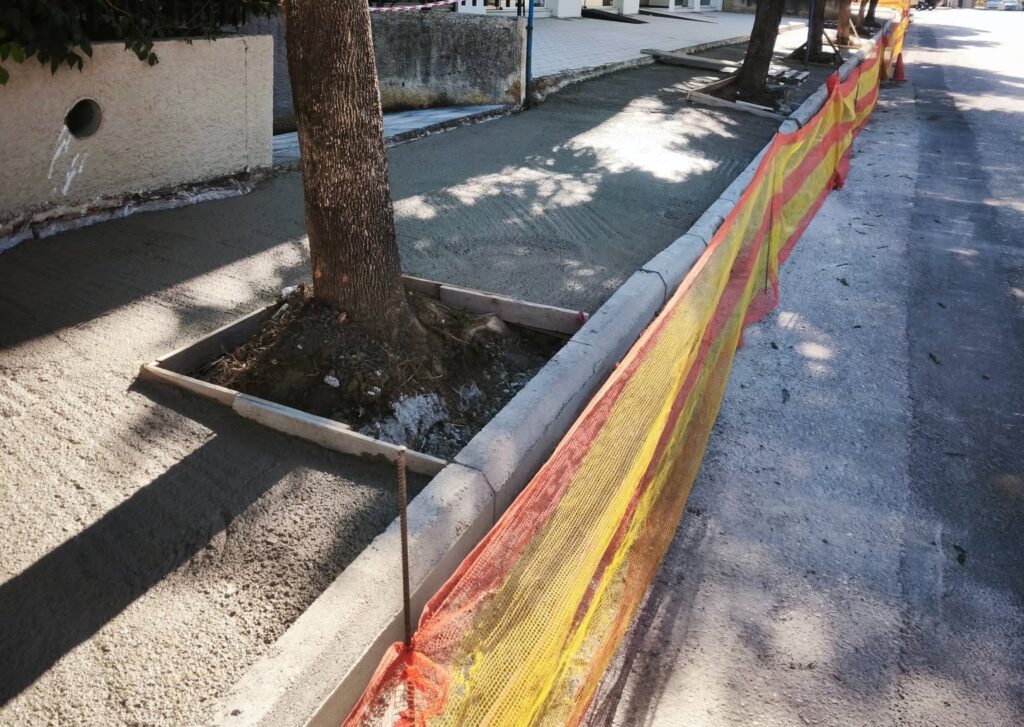 Πάτρα: Καλούπωμα στα δέντρα της οδού Αυστραλίας μετά την γκρίνια κατοίκων ΦΩΤΟ