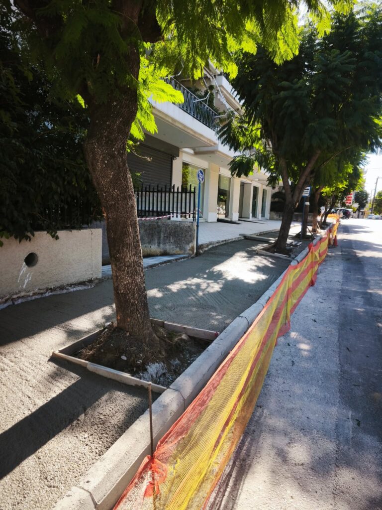 Πάτρα: Καλούπωμα στα δέντρα της οδού Αυστραλίας μετά την γκρίνια κατοίκων ΦΩΤΟ