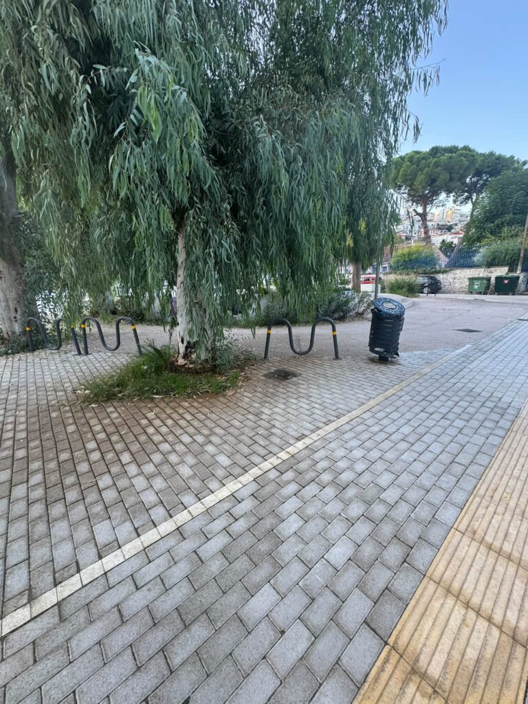 Βλατερό: Παραδόθηκε η πλατεία αλλά την παράτησαν και γέμισε αμέσως χόρτα ΦΩΤΟ