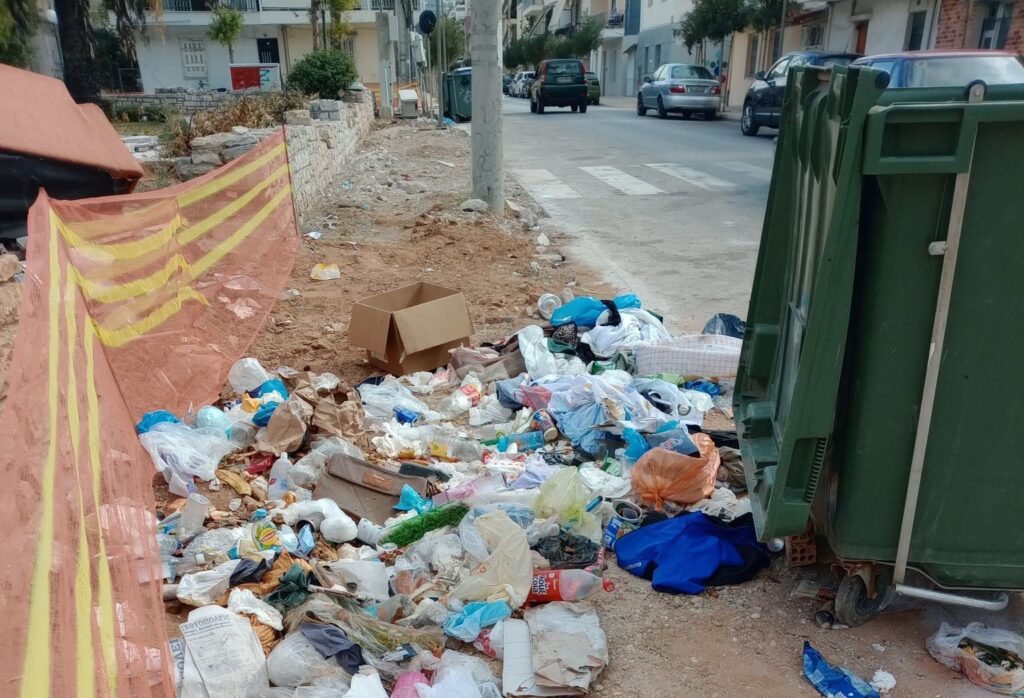 Προσφυγικά: Σκουπίδια έξω παρά τους άδειους κάδους απορριμμάτων ΦΩΤΟ