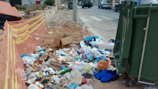 Προσφυγικά: Σκουπίδια έξω παρά τους άδειους κάδους απορριμμάτων ΦΩΤΟ