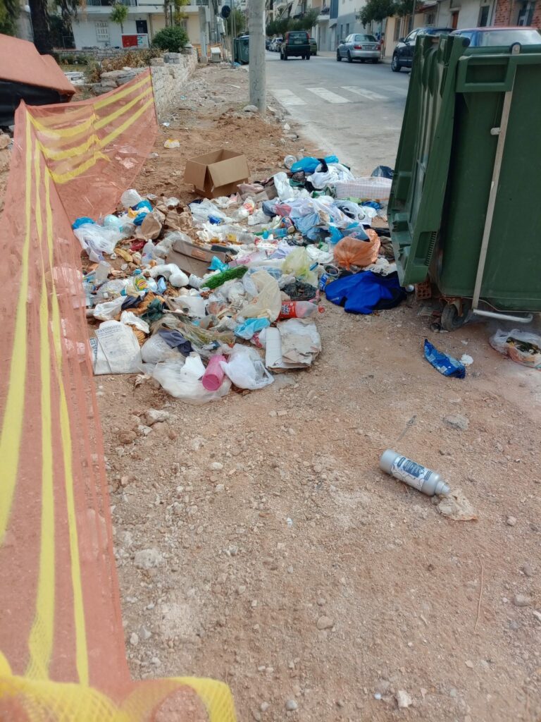 Προσφυγικά: Σκουπίδια έξω παρά τους άδειους κάδους απορριμμάτων ΦΩΤΟ