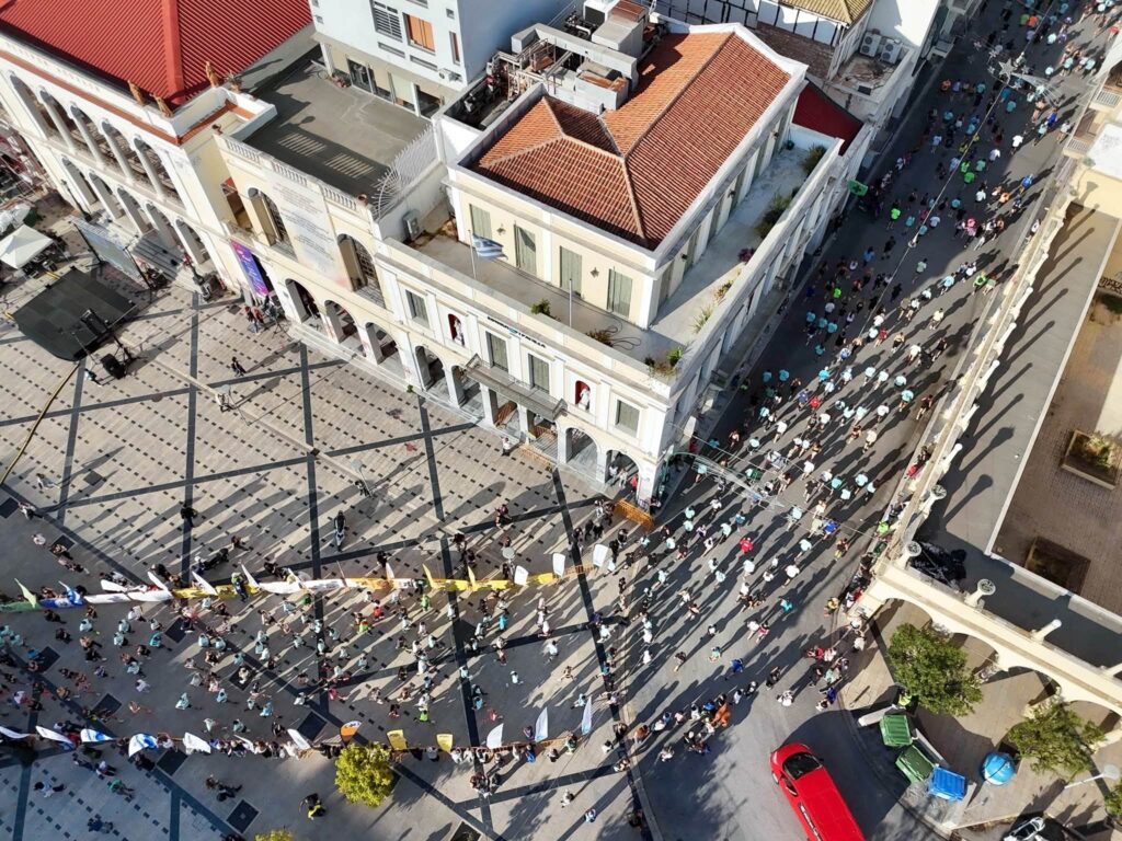 Νυχτερινός ουρανός πάνω από την Πάτρα γεμάτος λαμπερά αστέρια