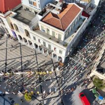 Νυχτερινός ουρανός πάνω από την Πάτρα γεμάτος λαμπερά αστέρια