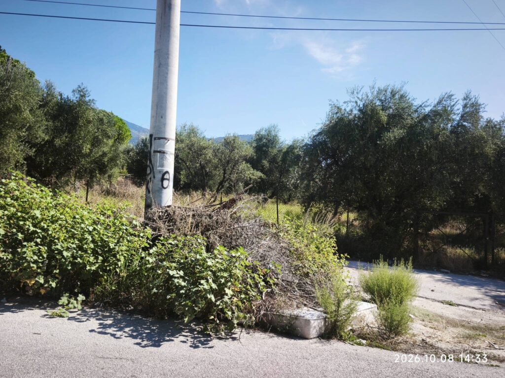 Πάτρα: Εγκαταλελειμμένο όχημα κάτω από κολώνα της ΔΕΗ ΦΩΤΟ