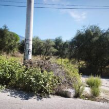 Πάτρα: Εγκαταλελειμμένο όχημα κάτω από κολώνα της ΔΕΗ ΦΩΤΟ