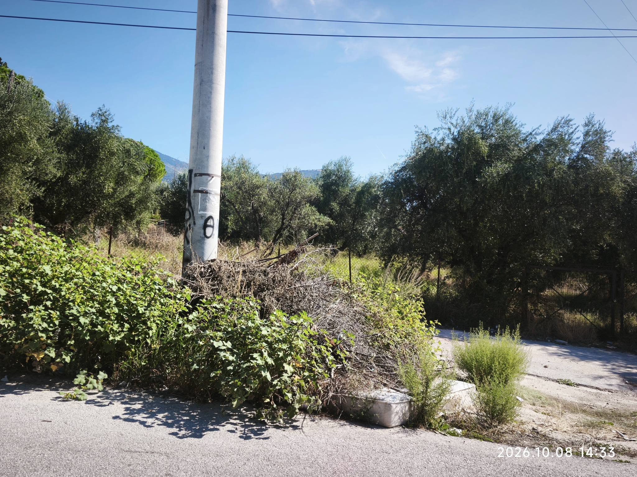 Πάτρα: Εγκαταλελειμμένο όχημα κάτω από κολώνα της ΔΕΗ ΦΩΤΟ