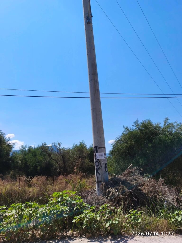 Πάτρα: Εγκαταλελειμμένο όχημα κάτω από κολώνα της ΔΕΗ ΦΩΤΟ