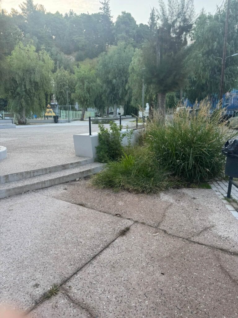 Βλατερό: Παραδόθηκε η πλατεία αλλά την παράτησαν και γέμισε αμέσως χόρτα ΦΩΤΟ