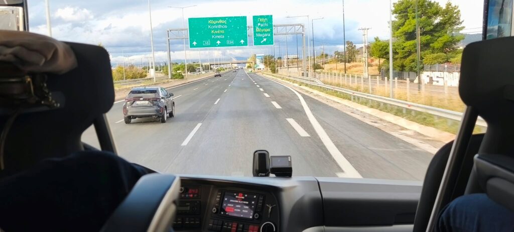 Ισχυροί άνεμοι στην Εθνική οδό Πάτρων‑Αθήνων, βίντεο‑φωτο