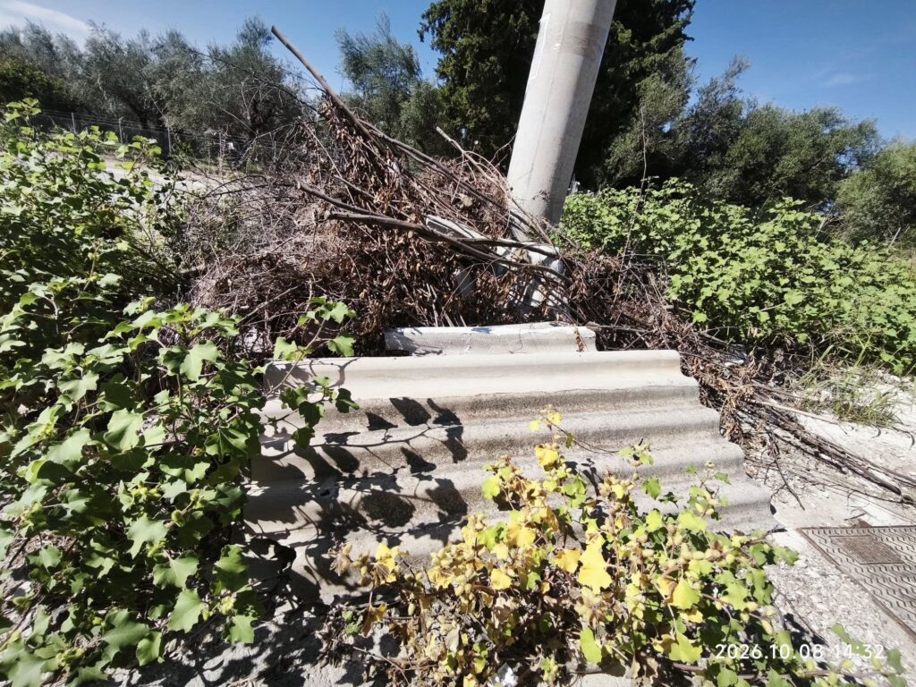Πάτρα: Εγκαταλελειμμένο όχημα κάτω από κολώνα της ΔΕΗ ΦΩΤΟ