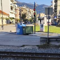 Τρένο στην Πάτρα με εργασίες στο φόντο