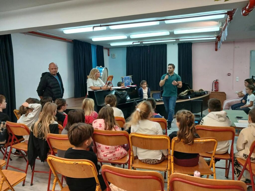 Μουσική εκπαιδευτική επίσκεψη στο 2ο Δημοτικό Ακράτας ΦΩΤΟ 5 Μουσική εκπαιδευτική επίσκεψη στο 2ο Δημοτικό Ακράτας ΦΩΤΟ