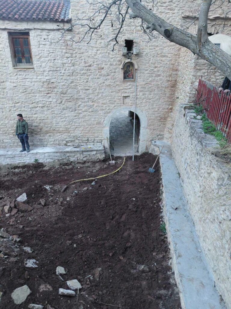 Ομπλός: Αναμόρφωση και πλακόστρωση του προαυλίου στην Μονή ΦΩΤΟ