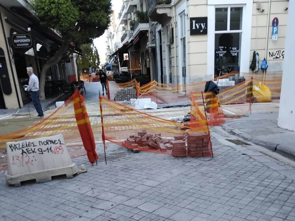 Πάτρα: Δυσκολία πρόσβασης ασθενοφόρων και οχημάτων εκτάκτου ανάγκης στην Ρήγα Φεραίου ΦΩΤΟ