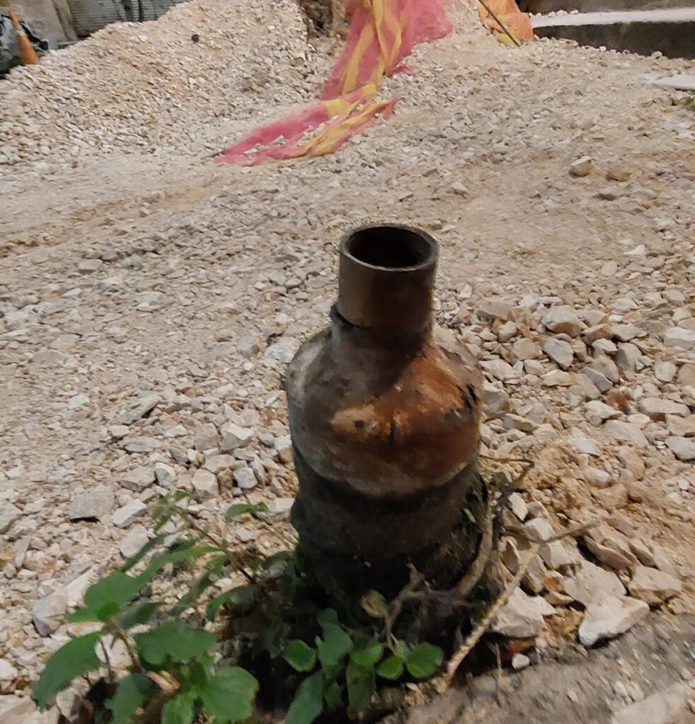 Παλιά δημόσια πηγή με κλασική αρχιτεκτονική στην κεντρική πλατεία…