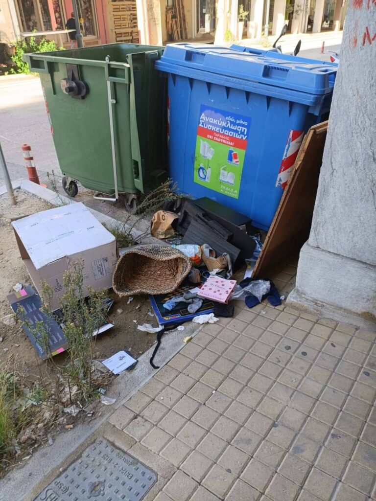 Πάτρα: Αποκαρδιωτική εικόνα στο κέντρο με σκουπίδια ΦΩΤΟ