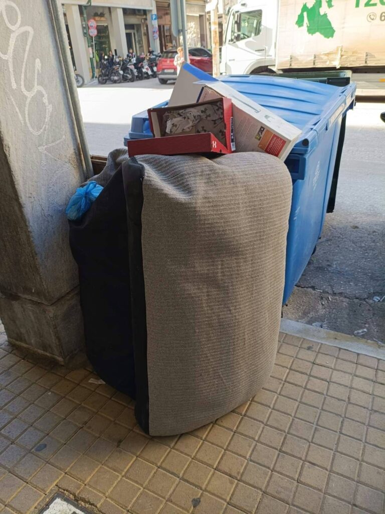 Πάτρα: Αποκαρδιωτική εικόνα στο κέντρο με σκουπίδια ΦΩΤΟ