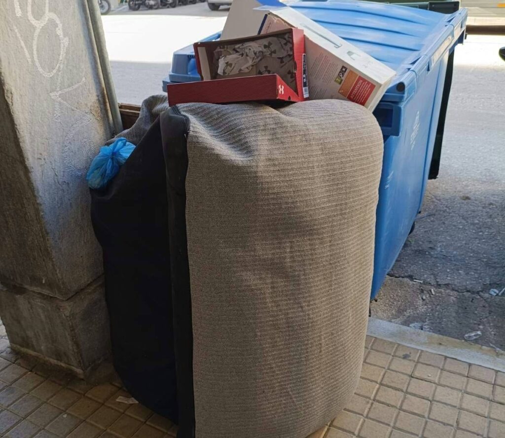 Πάτρα: Αποκαρδιωτική εικόνα στο κέντρο με σκουπίδια ΦΩΤΟ