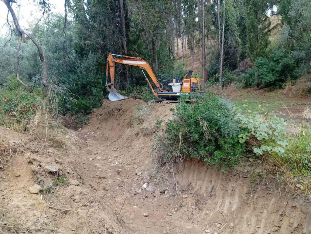 Αιγιάλεια: Καθαρισμοί ρεμάτων για ομαλή ροή των υδάτων ΦΩΤΟ