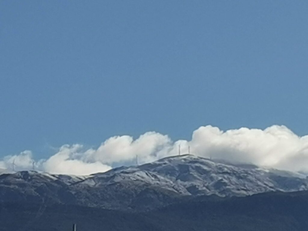 Παναχαϊκό: Τα πρώτα χιόνια της χρονιάς στις κορυφογραμμές με τις ανεμογεννήτριες ΦΩΤΟ 5 Παναχαϊκό: Τα πρώτα χιόνια της χρονιάς στις κορυφογραμμές με τις ανεμογεννήτριες ΦΩΤΟ