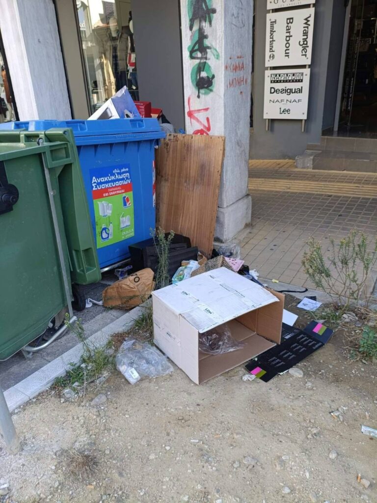 Πάτρα: Αποκαρδιωτική εικόνα στο κέντρο με σκουπίδια ΦΩΤΟ