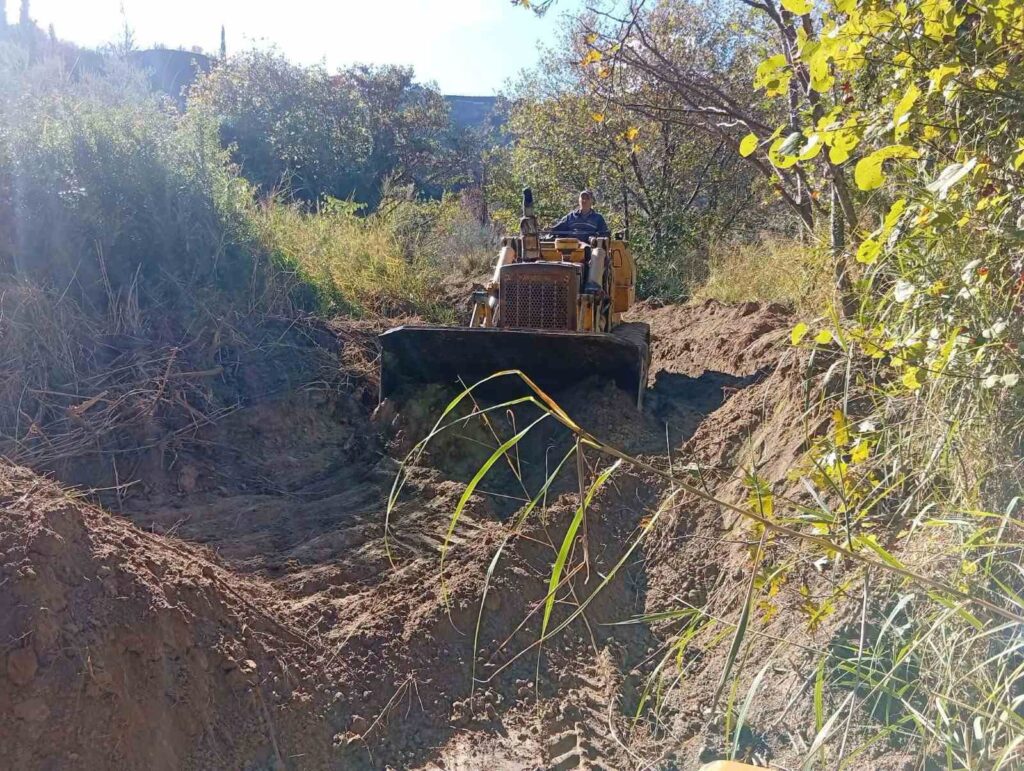 Καθαρτήριο νερού στην Αιγιάλεια, με σωλήνες και εξοπλισμό για ομαλ…