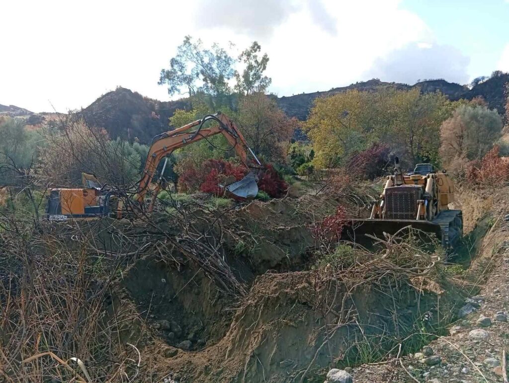 Αιγιάλεια: Καθαρισμοί ρεμάτων για ομαλή ροή των υδάτων ΦΩΤΟ