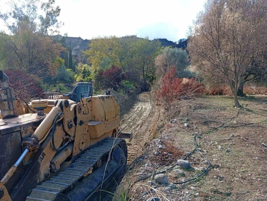 Αιγιάλεια: Καθαρισμοί ρεμάτων για ομαλή ροή των υδάτων ΦΩΤΟ