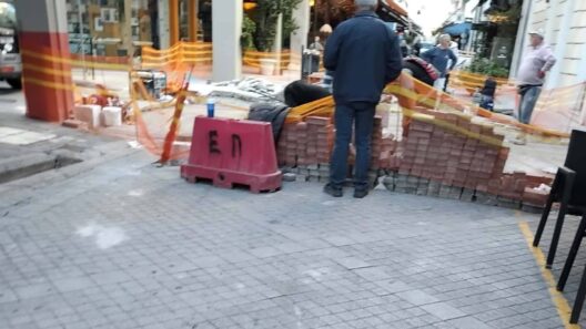 Πάτρα: Δυσκολία πρόσβασης ασθενοφόρων και οχημάτων εκτάκτου ανάγκης στην Ρήγα Φεραίου ΦΩΤΟ