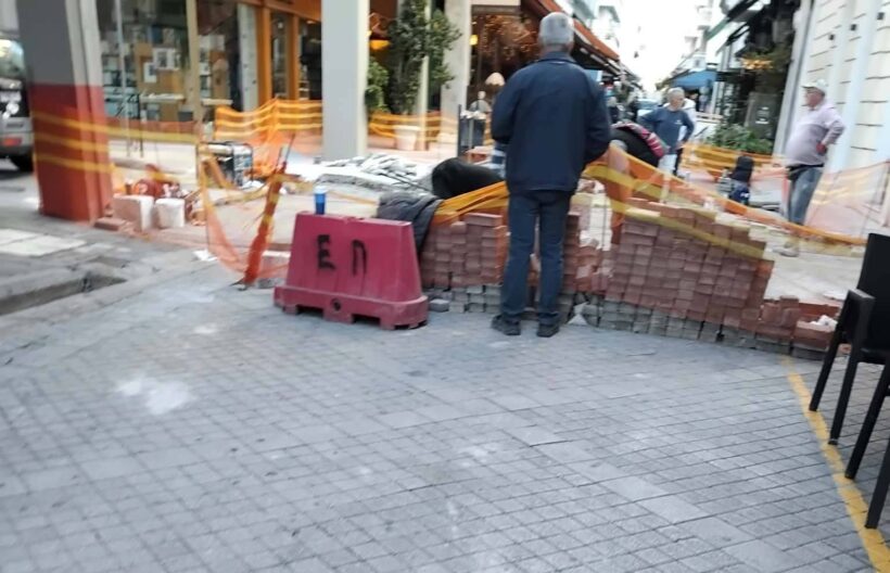 Πάτρα: Δυσκολία πρόσβασης ασθενοφόρων και οχημάτων εκτάκτου ανάγκης στην Ρήγα Φεραίου ΦΩΤΟ