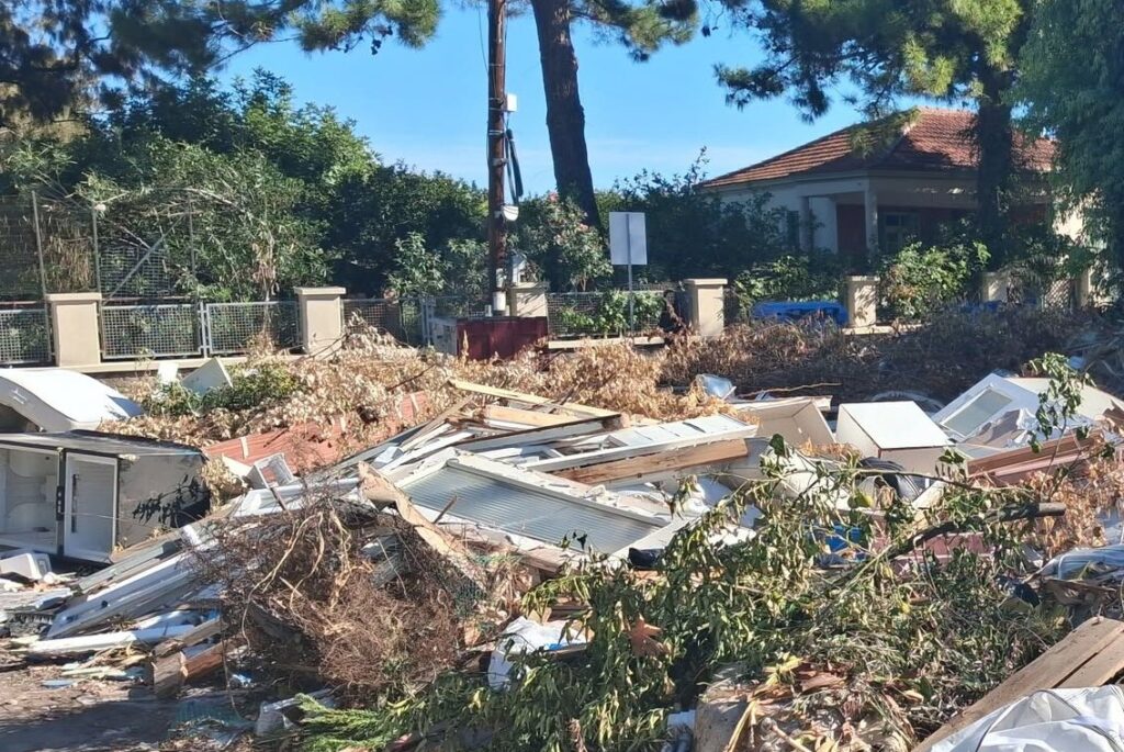 Μποζαΐτικα: Εικόνα ντροπής δίπλα στον ναό του Αγίου Παντελεήμονα ΦΩΤΟ