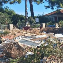 Μποζαΐτικα: Εικόνα ντροπής δίπλα στον ναό του Αγίου Παντελεήμονα ΦΩΤΟ 3 Μποζαΐτικα: Εικόνα ντροπής δίπλα στον ναό του Αγίου Παντελεήμονα ΦΩΤΟ