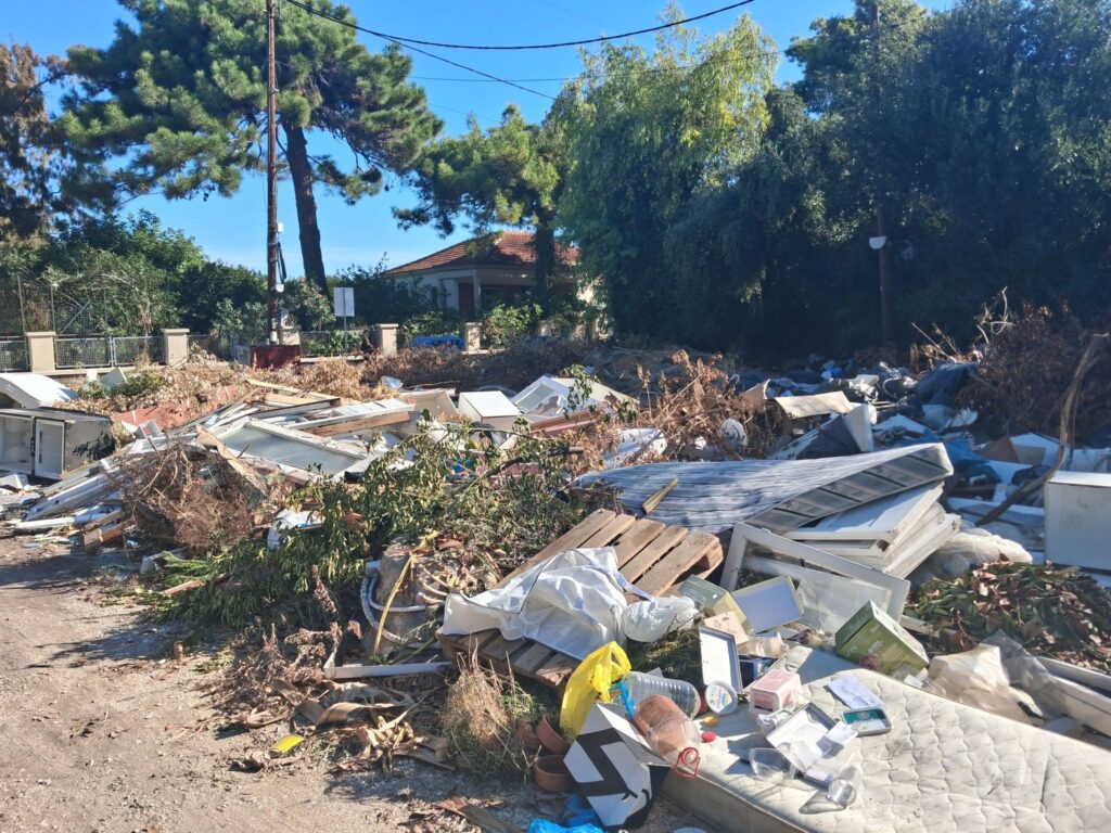 Μποζαΐτικα: Εικόνα ντροπής δίπλα στον ναό του Αγίου Παντελεήμονα ΦΩΤΟ