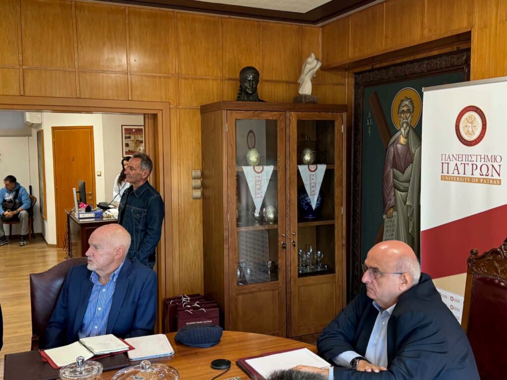 Πάτρα: Αντιπροσωπεία του ΠΑΣΟΚ με Παπανδρέου στο Πανεπιστήμιο ΒΙΝΤΕΟ-ΦΩΤΟ