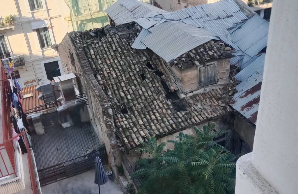 Πάτρα: Καμπανάκι κινδύνου για ετοιμόρροπο κτήριο επί της Βότση ΦΩΤΟ