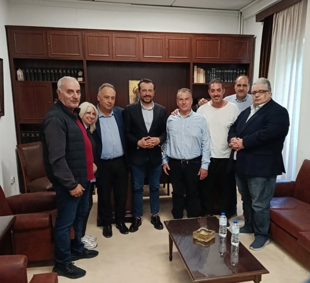 Νίκος Παππά, Γραμματέας του ΣΥΡΙΖΑ, σε σκηνή στο Εμπορικό Πάτρας