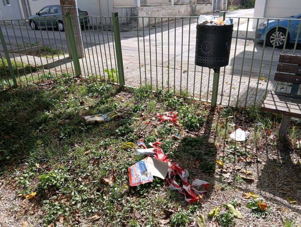 Νεάπολη: Γεμάτη σκουπίδια η παιδική χαρά - Αγανάκτηση από γονείς ΦΩΤΟ