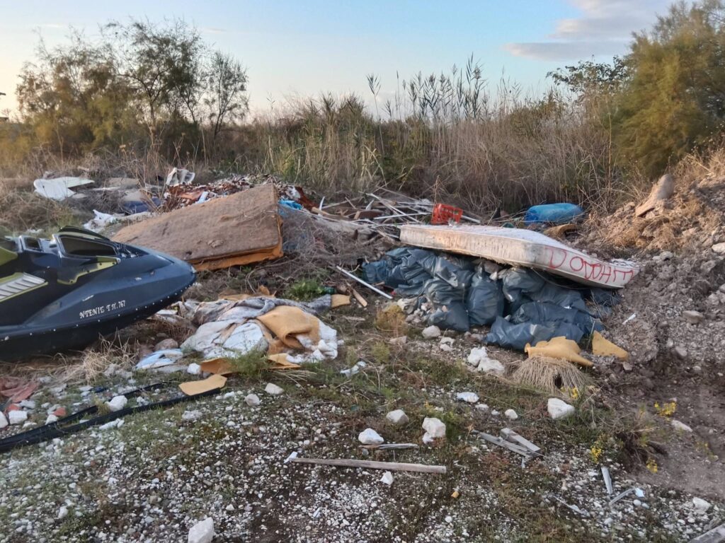 Πάτρα: Μέχρι και Jet Ski πεταμένο σε χωματερή κάτω από τη Γέφυρα του Νέου Λιμανιού ΦΩΤΠΟ 5 Πάτρα: Μέχρι και Jet Ski πεταμένο σε χωματερή κάτω από τη Γέφυρα του Νέου Λιμανιού ΦΩΤΠΟ