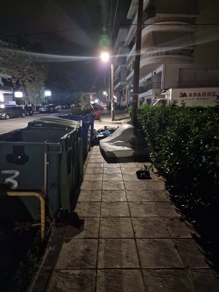 Πάτρα: Επί μέρες ανεξέλεγκτα σκουπίδια στο Κουκούλι ΦΩΤΟ