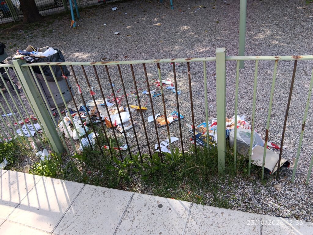 Νεάπολη: Γεμάτη σκουπίδια η παιδική χαρά - Αγανάκτηση από γονείς ΦΩΤΟ
