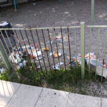 Νεάπολη: Γεμάτη σκουπίδια η παιδική χαρά - Αγανάκτηση από γονείς ΦΩΤΟ